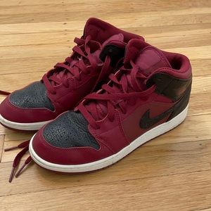 Maroon mid Jordan 1s women’s 7
